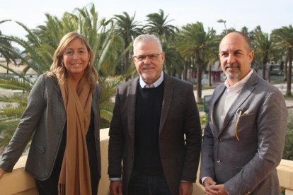 El alcalde de Salou, Pere Granados, al centro de la imagen; acompañado de Natàlia Bel, resposnable de promoción del Patronato de Turismo; y de Joan Carles Capilla, gerente del Patronato.