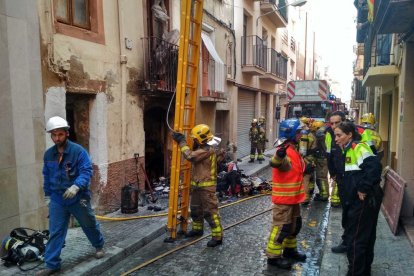 Cuatro dotaciones han acudido al lugar del incendio.