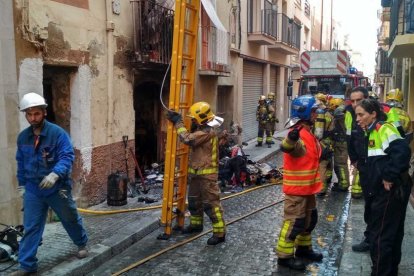 Un intant de la intervención de Bombers en la calle Alt del Carme.