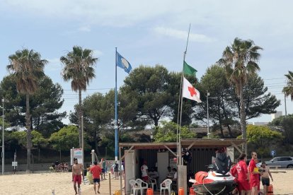 La bandera verde ha sido elevada este verano 1.104 veces a la costa tarraconense.