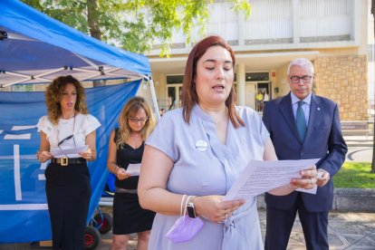 Estela Martín, decana del Colegio de la Abogacía de Tarragona, leyendo ayer el manifiesto.