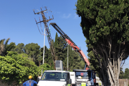 Imatge de la retirada de la torre elèctrica del passeig de Torroja.