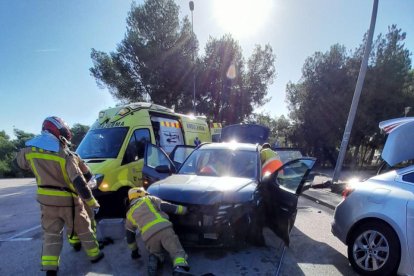 Bombers i SEM treballant en el lloc de l'accident.