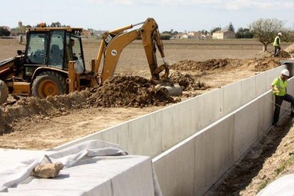 Imagen de las obras en una de las acequias del delta del Ebro