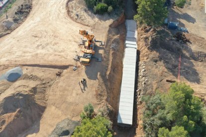 La empresa adjudicataria ya ha colocado los cajones de hormigón y actualmente está compactando el terreno para poder urbanizar este tramo.