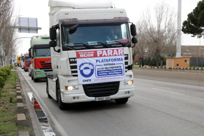 La tractora de camió que ha obert la mara lenta per les rondes per protestar contra l'escalada de preus.