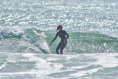 La investigadora del Centre en Canvi Climàtic C3 de la URV, Anna Boqué, practicant surf.