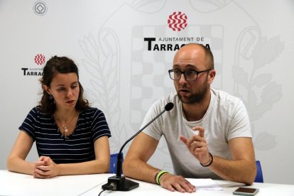 Carla Aguilar i Hermán Pinedo, els dos consellers d'ECP a l'Ajuntament, en roda de premsa.