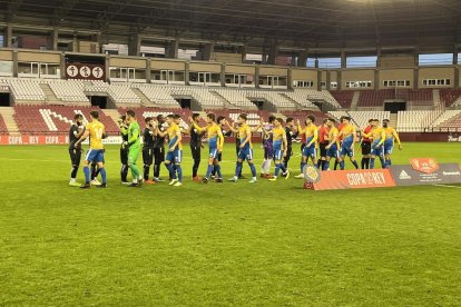 Imatge dels jugadors del Nàstic amb la samarreta grga i blava.