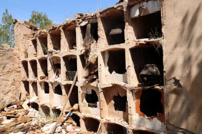 Los individuos han destrozado los nichos, laso lápidas y se han esparcido los huesos de laso personas que había enterradas