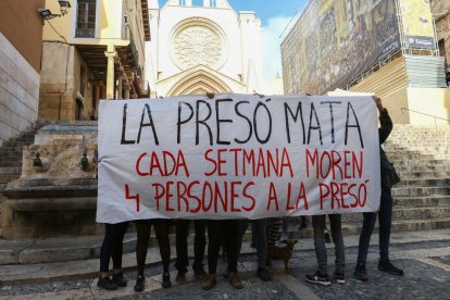 Els manifestants amb una pancarta.