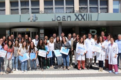 Imagen de los residentes que finalizan la estancia delante de la puerta del Joan XXIII.