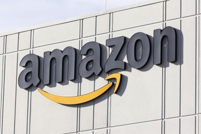 Imagen del logotipo de Amazon en una deles suyos de la compañía.