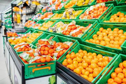 Crítics a la secció de fruita i verdura del Mercadona.