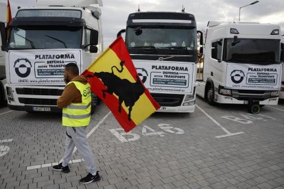 Camiones de la Plataforma Nacional en Defensa del Sector del Transporte estacionados en el aparcamiento del Metropolitano