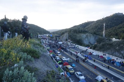 Pla general del tall convocat pel Tsunami Democràtic a la frontera amb França.