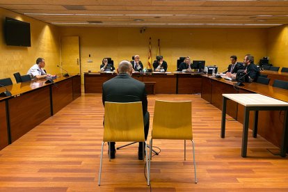 D'esquenes, l'acusat de violació, maltractament i vexacions injustes per uns fets de Blanes.