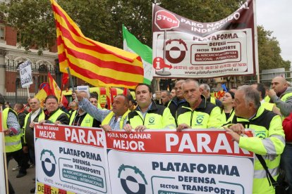 El president de la Plataforma en Defensa del Transport, Manuel Hernández, darrere d'una pancarta a la manifestació.