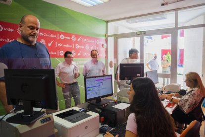 L'afició del Nàstic, il·lusionada amb la nova temporada, renova el seu abonament a les oficines.