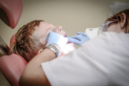 Imatge d'arxiu d'un nen a la consulta d'un dentista.