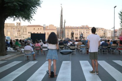 El acto se ha hecho en el paseo del Río, delante mismo del monumento franquista.