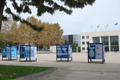 Imatge de l'exposició «Operació aigua» a la plaça de l'Ajuntament de Cambrils.