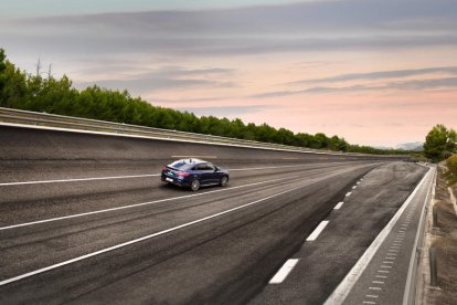 Imagen de archivo de un coche haciendo pruebas en una pista de Idiada.