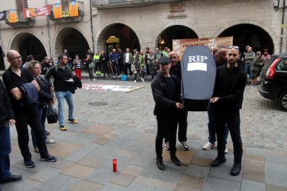 Imatge de policies municipals entrant el taüt a l'Ajuntament de Girona.