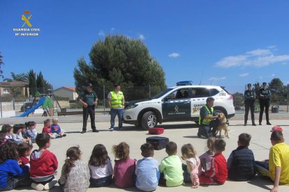 Imatge de l'exhibició de la Guàrdia Civil a l'escola de Miami Platja.