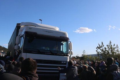 Imatge de l'instant en què el camió ha intentat atropellar els manifestants