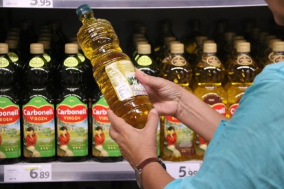 Botellas de aceite en un supermercado de Barcelona.