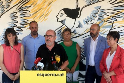 L'exalcalde de Roquetes, Paco Gas, acompanyat d'altres membres d'ERC de les Terres de l'Ebre.