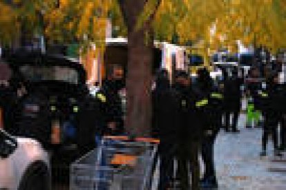 Efectius dels Mossos d'Esquadra durant l'operatiu antidrogues fet a primera hora d'aquest matí.