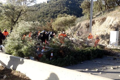 Imatge de Mossos i operaris retirant les tanques que servien com a barricades a la Jonquera