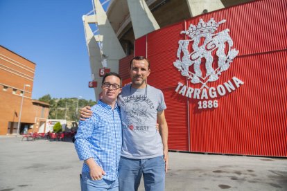 Uno de los capitanes del Nàstic Genuine, Rubén Almazán, con su entrenador Rafel Magrinyà.