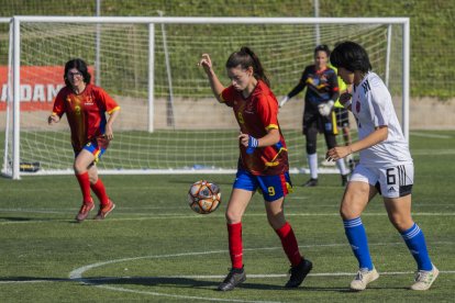 Les jugadores d'Espanya i el Japó durant el primer partit inaugural.