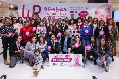 Imatge de l'acte d'entrega del xec i els premis de la 6ª Women Race de Tarragona