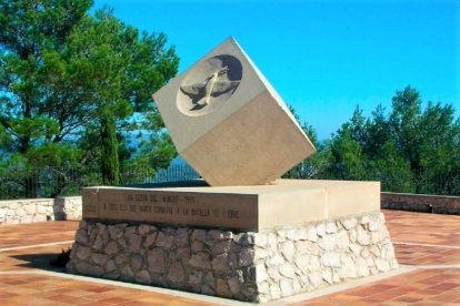 Monòlit dedicat a la Lleva del Biberó de la Batalla de l'Ebre ubicat al Mirador de la Serra de Pàndols.