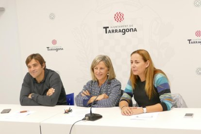 Los concejales de JxTGN Nadal, Vidal y Guzmán durante la rueda de prensa que ofrecieron ayer.