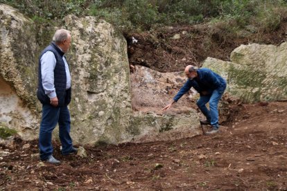 Jordi López, investigador de l'ICAC; i Joan Martí, alcalde de Perafort, mostrant la pedrera romana trobada.