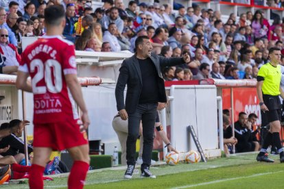 Raül Agné assegut a la banqueta del Nou Estadi durant un partit de la temporada passada.