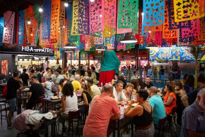 Mitja hora abans del tancament del Mercat Central a mitjanit, molts d'ells ja havien exhaurit les seves tapes