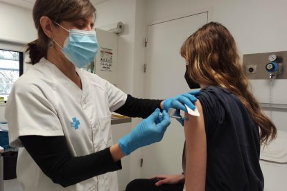 Una noia rebent el vaccí d'Hipra al Trueta.