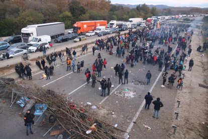 Pla general del tall de l'AP-7 a l'altura de Salt amb una barricada creuant l'autopista.