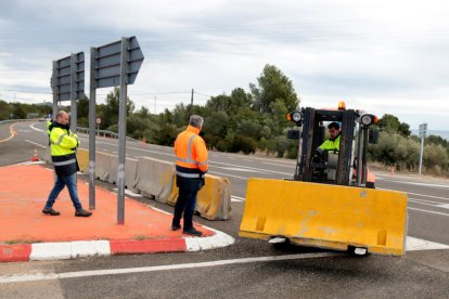 Una màquina col·locant blocs de formigó per a la construcció d'una rotonda a l'N-340 a l'Almadrava, al terme municipal de Vandellòs i l'Hospitalet de l'Infant.