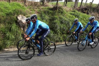 Un equipo profesional de ciclismo durante un entrenamiento.