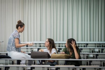 Estudiants de la Facultat d'Economia i Empresa de la URV en una imatge d'arxiu.