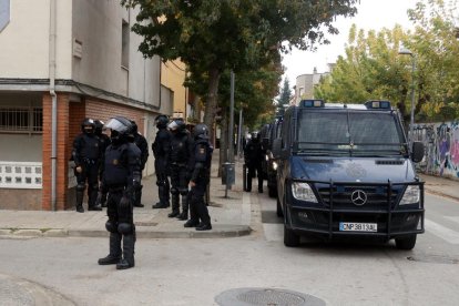 Desplegament policial pels carrers de Salt, a la zona propera a l'autopista AP-7.