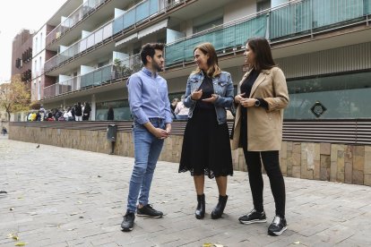 L'alcaldable Sandra Guaita, al mig, amb els regidors del PSC Daniel Marcos i Tania Agudo.