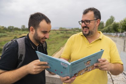 Enric Garcia Jardí i Octavi Torné, autor i il·lustrador, al pont del Francolí.